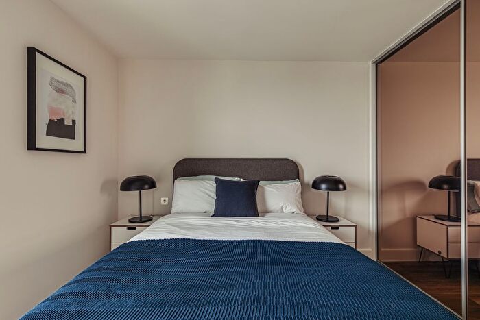 2 Bedroom Flat To Rent In Copperas Court, London, SE8