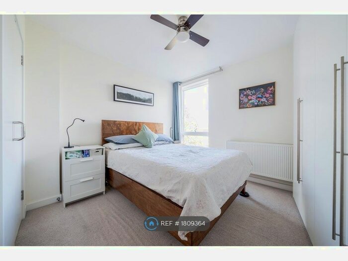 2 Bedroom Flat To Rent In Barrington Road, London, SW9