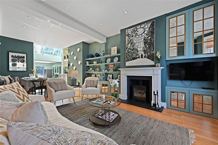 4 Bedroom Terraced House To Rent In Thornfield Road, Shepherds Bush, London, W12