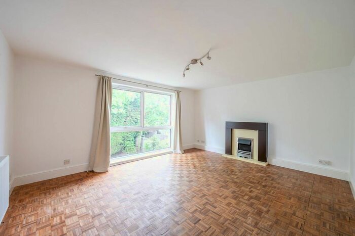 2 Bedroom Maisonette To Rent In The Crescent, Wimbledon, London, SW19
