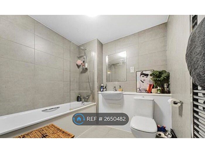 2 Bedroom Flat To Rent In Bankside Apartments, London, N4