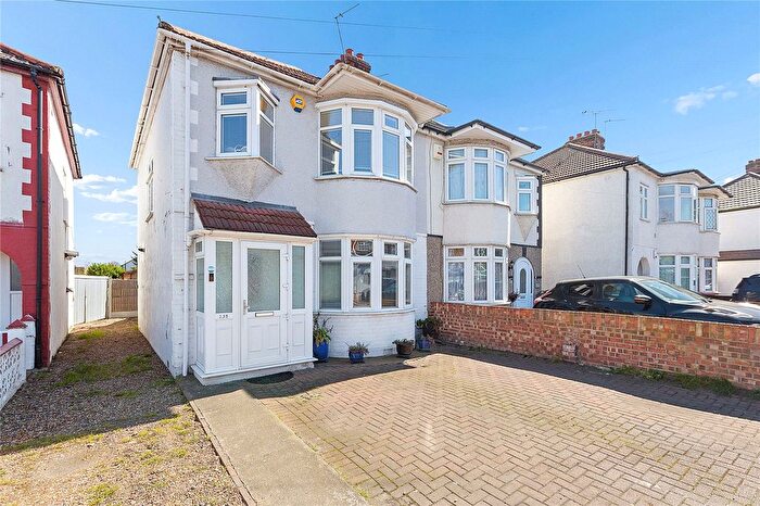 3 Bedroom Semi Detached House For Sale In Dagenham Road, Romford, RM7