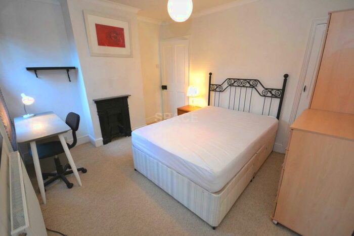 3 Bedroom Terraced House To Rent In Pitcroft Avenue, Reading, Berkshire, RG6