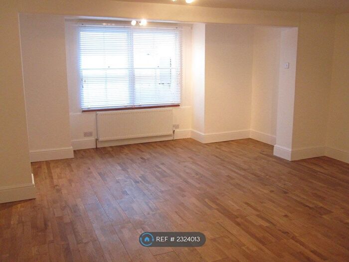 Studio To Rent In Queens Crescent, Southsea, PO5