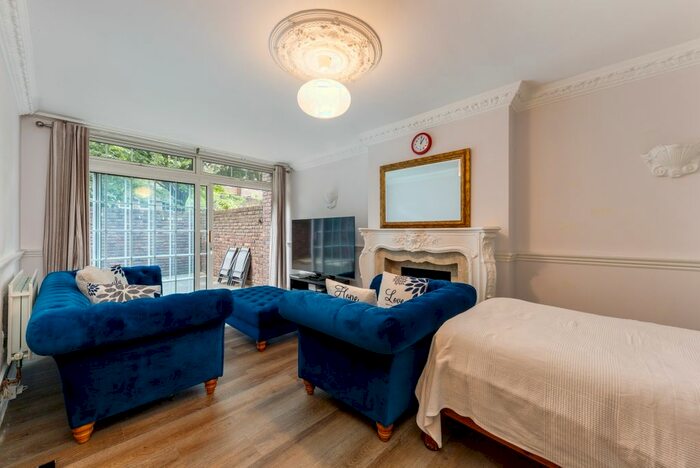 2 Bedroom Flat To Rent In Midway House, London, EC1V