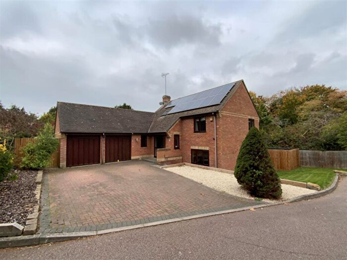 4 Bedroom Detached House For Sale In Guest Gardens, New Bradwell, MK13