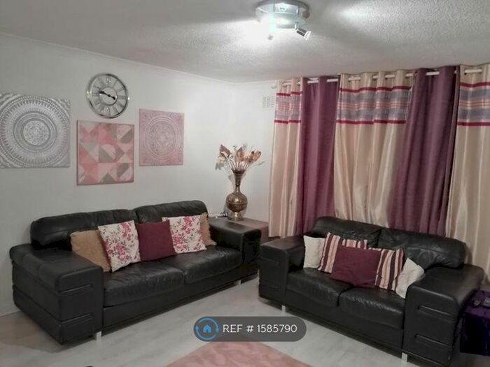 2 Bedroom Flat To Rent In Berrywell Gardens, Dyce, Aberdeen, AB21