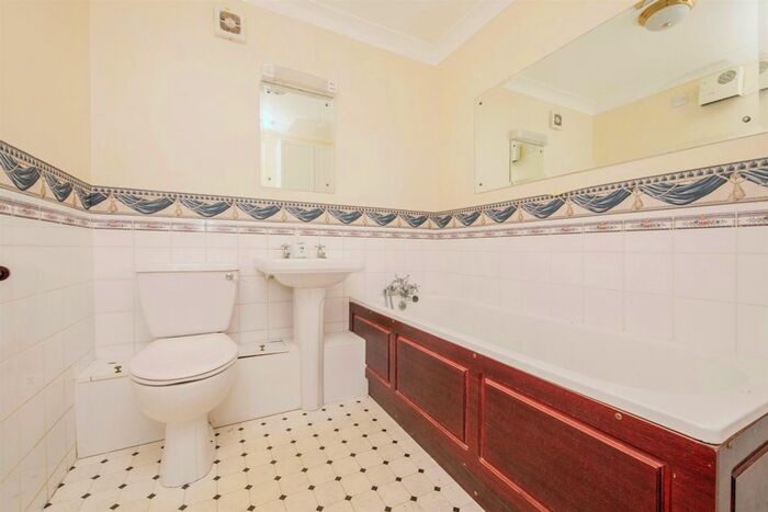2 Bedroom Flat For Sale In Marine Parade East, Clacton-On-Sea, CO15