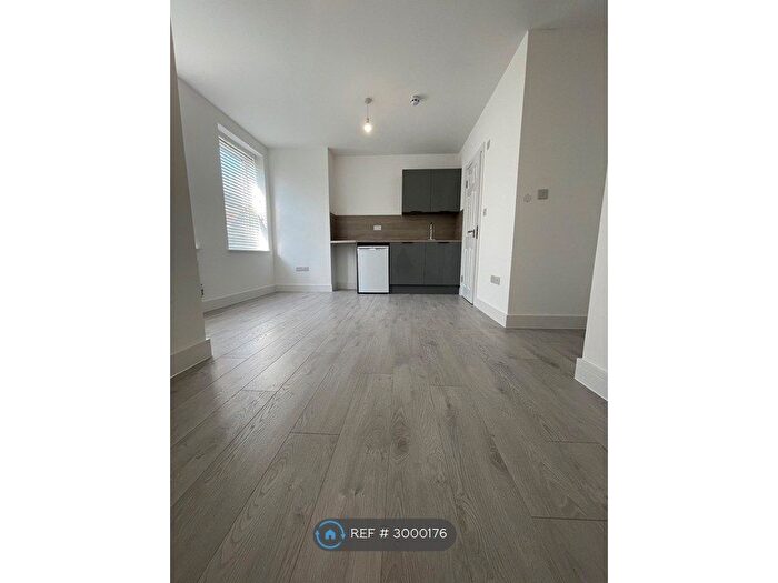 Studio To Rent In Tottenhall Road, London, N13