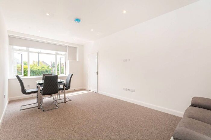 2 Bedroom Flat To Rent In Gunnersbury Avenue, Ealing, London, W5