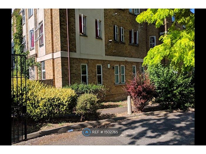 1 Bedroom Flat To Rent In Chiltern Court, London, SE14