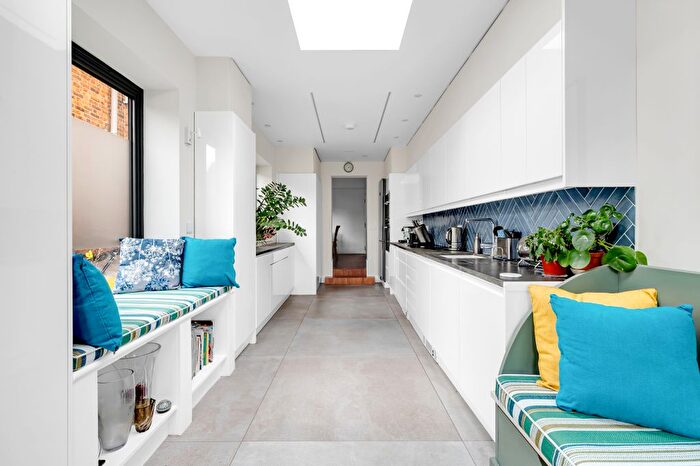 3 Bedroom Terraced House For Sale In Whitestile Road, Brentford, TW8
