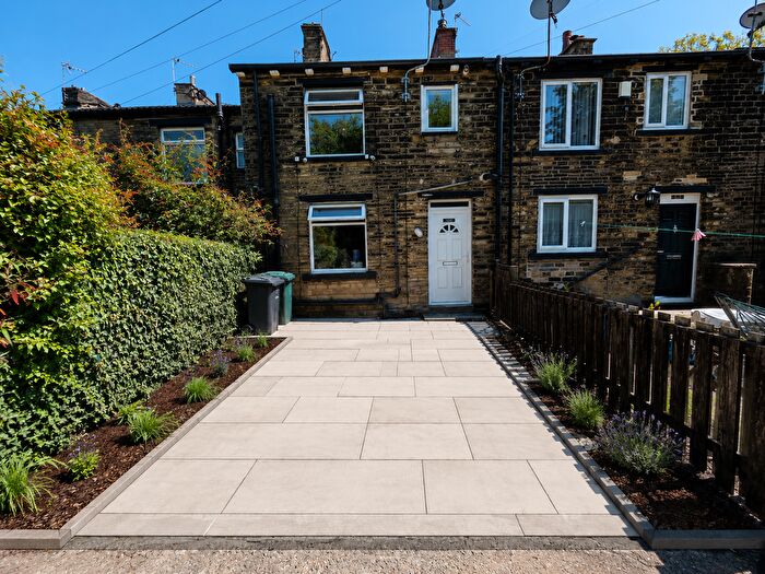 2 Bedroom End Of Terrace House To Rent In Rooley Lane, Bradford, BD4