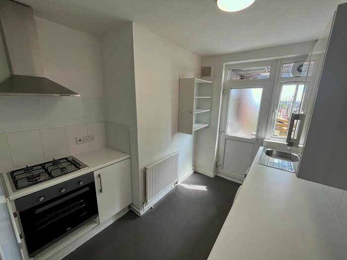 3 Bedroom Flat To Rent In Pellatt Grove, London, N22