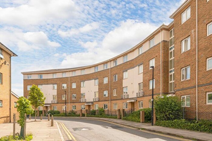 2 Bedroom Flat To Rent In Morton Close, Shadwell, E1