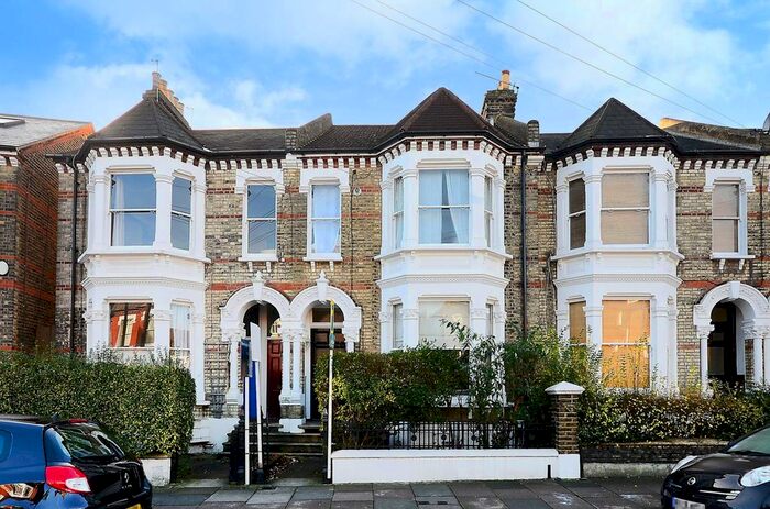 2 Bedroom Flat To Rent In Ravenslea Road, Balham, London, SW12