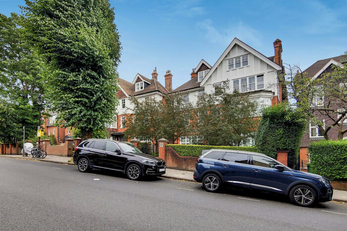 3 Bedroom Flat To Rent In Lyndhurst Road, Hampstead, NW3