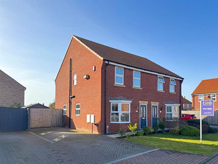 3 Bedroom Semi Detached House For Sale In Paradise Drive, Woodmansey, HU17