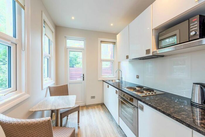 1 Bedroom Flat To Rent In Warwick Road, Earls Court, London, SW5