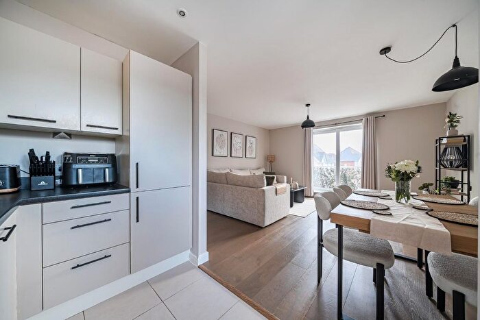 2 Bedroom Flat For Sale In Higham Avenue, Snodland, ME6