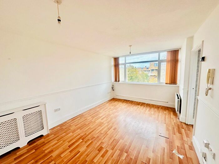 3 Bedroom Flat To Rent In Neville Court, Washington, NE37
