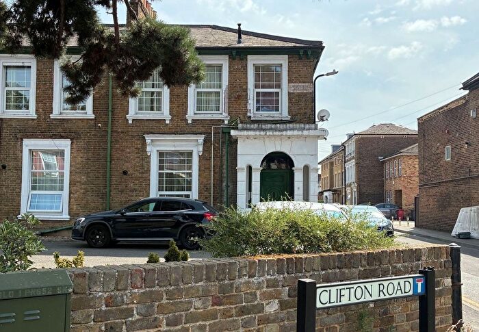 Studio To Rent In Clifton Road, Slough, SL1