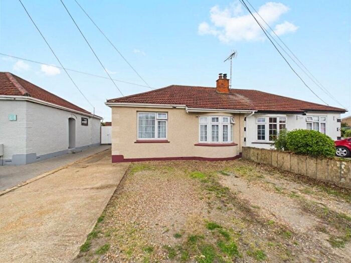 2 Bedroom Semi-Detached Bungalow For Sale In Giffords Cross Avenue, Corringham, SS17