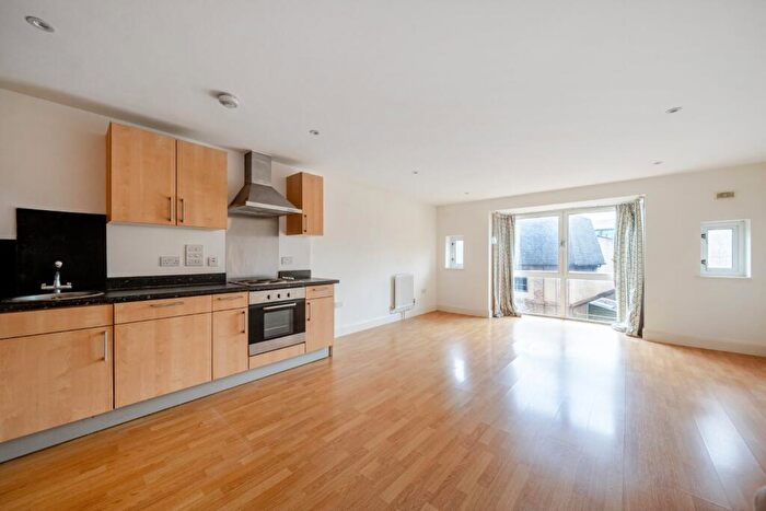 1 Bedroom Duplex For Sale In Cowleaze Road, Kingston Upon Thames, KT2