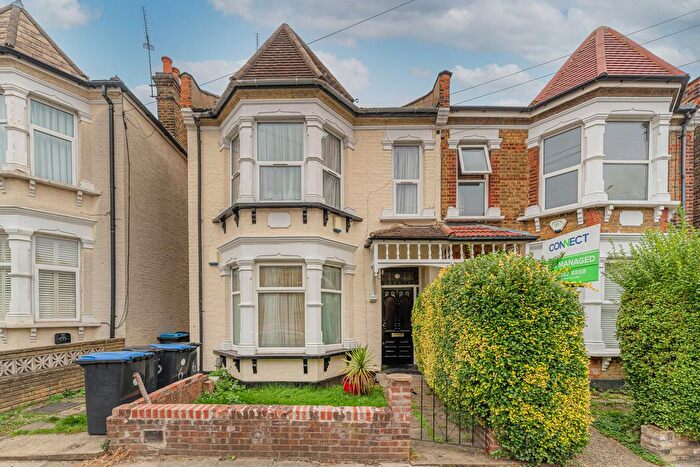 2 Bedroom Flat For Sale In Windsor Road, London, N13