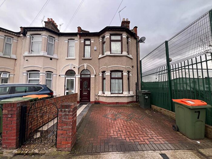 3 Bedroom End Of Terrace House For Sale In Little Ilford Lane, London, E12