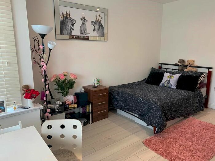 Studio To Rent In Watford Way, London, NW4