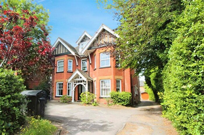 1 Bedroom Flat To Rent In Claremont Avenue, Woking, Surrey, GU22