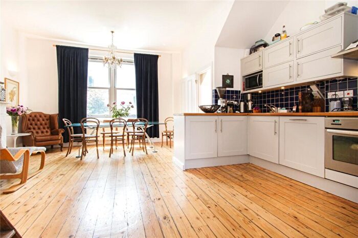 3 Bedroom Terraced House To Rent In Richmond Road, Hackney, London, E8