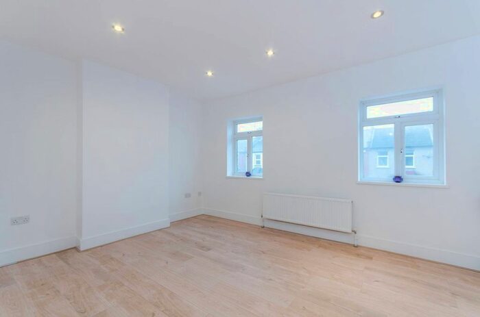 1 Bedroom Flat To Rent In South Lane, New Malden, KT3