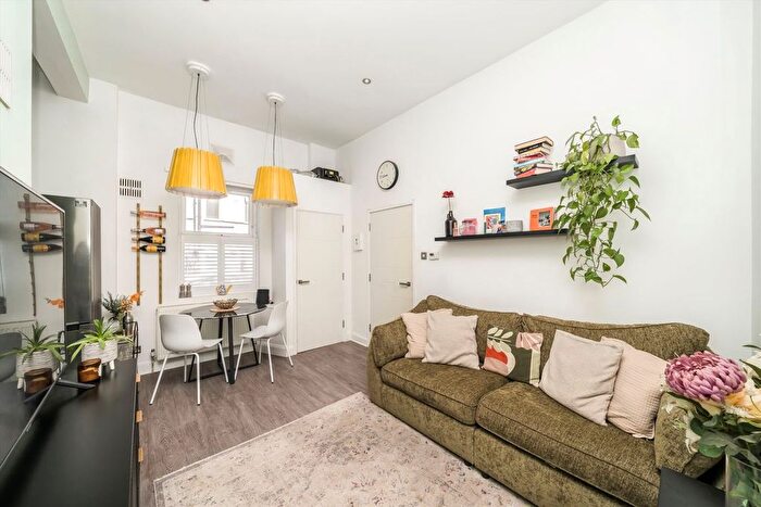 2 Bedroom Flat For Sale In Grenfell Road, Tooting, CR4