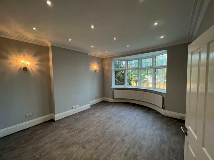 2 Bedroom Flat To Rent In Whitehorse Lane, London, SE25