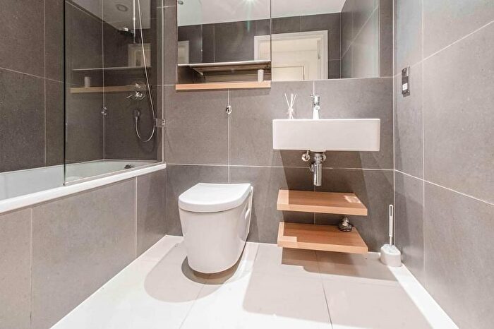 1 Bedroom Flat For Sale In Cardinal Building, Station Approach, Hayes, UB3