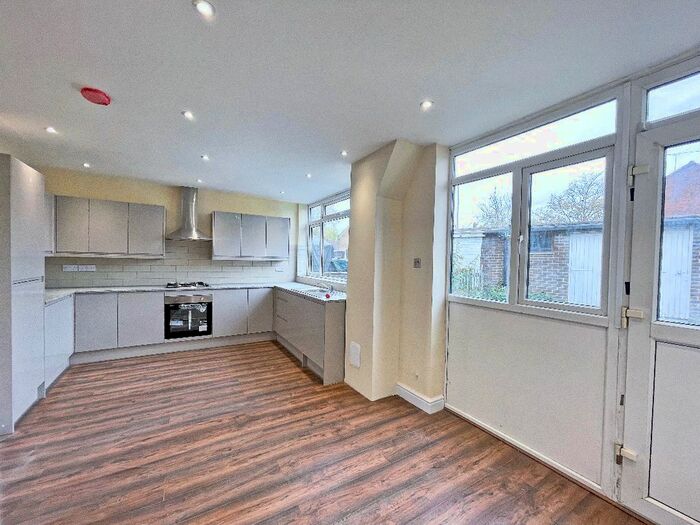 4 Bedroom Terraced House To Rent In Ballantyne Road, Farnborough, GU14