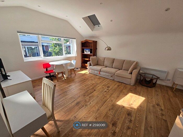 Studio To Rent In Rydal Gardens, Hounslow, TW3