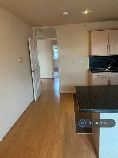 3 Bedroom Flat To Rent In Alexandra Court, Hyde, SK14