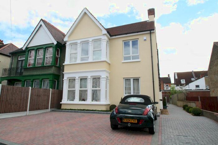2 Bedroom Flat To Rent In Grosvenor Road, Westcliff-On-Sea SS0