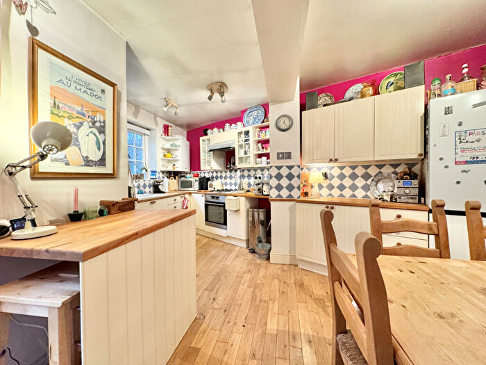 2 Bedroom Flat To Rent In Vale Road, N4