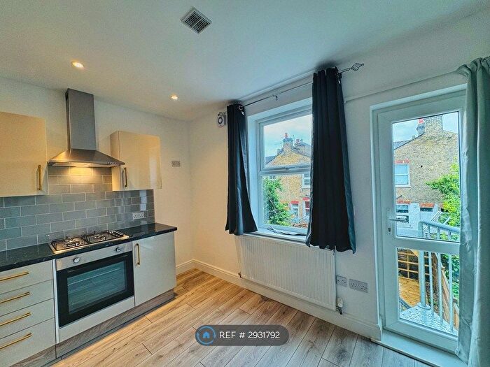 3 Bedroom Flat To Rent In Glasford Street, London, SW17