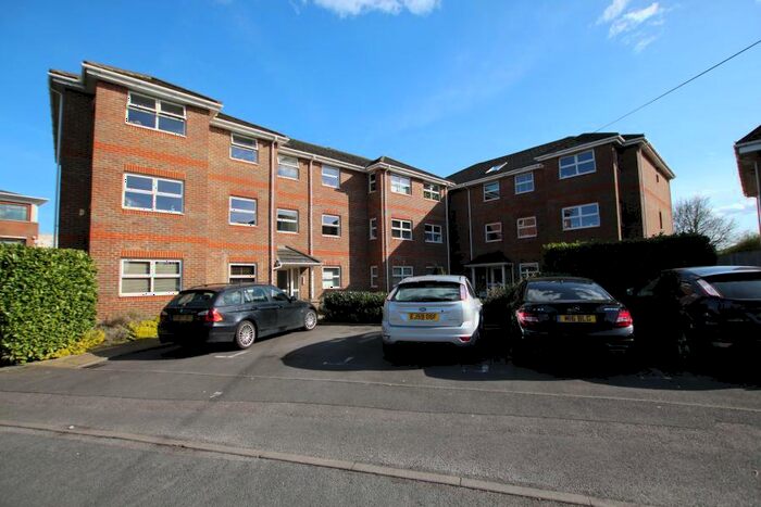2 Bedroom Flat To Rent In Chertsey, KT16