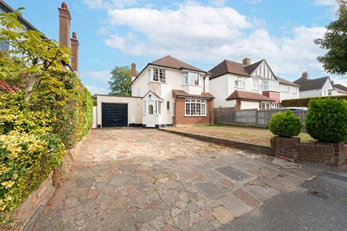 3 Bedroom Detached House For Sale In Woodbury Drive, Sutton, SM2