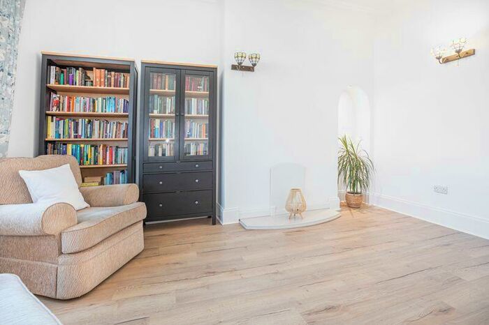 3 Bedroom Semi-Detached House For Sale In Shakespeare Avenue, Clydebank, G81