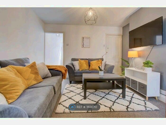 3 Bedroom Terraced House To Rent In York Road, Reading, RG1