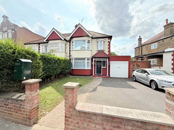 3 Bedroom House To Rent In Bush Hill Road, Winchmore Hill, N21