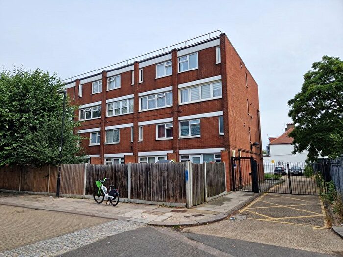 2 Bedroom Flat To Rent In Sandra Close, Wood Green, London, N22