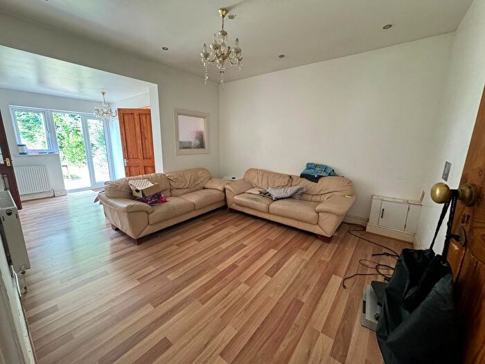 3 Bedroom Bungalow To Rent In Gyllyngdune Gardens, Ilford, IG3